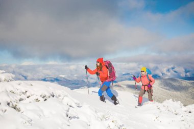 Dağcılar karda vardır.