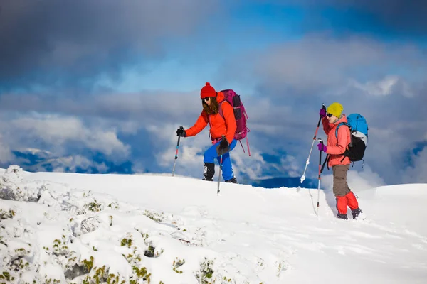 登山者が雪の上. — ストック写真