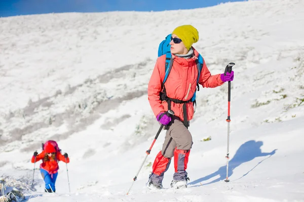 Los escaladores están en la nieve . — Foto de Stock