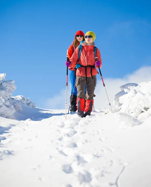 Gli scalatori sono sulla neve . — Foto Stock