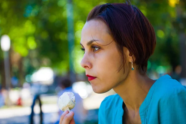 Retrato de una mujer comiendo helado . — Foto de Stock