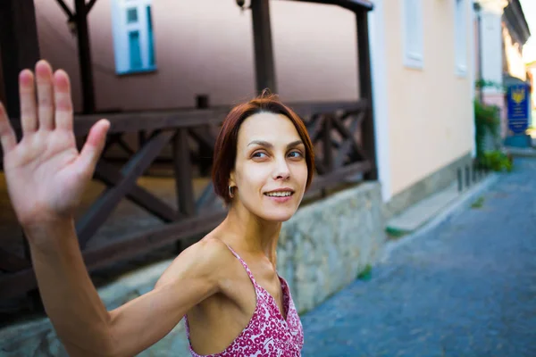 Mulher na rua dá um alto cinco . — Fotografia de Stock