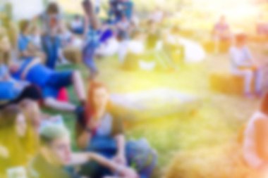 İnsanlar konserde eğleniyor..