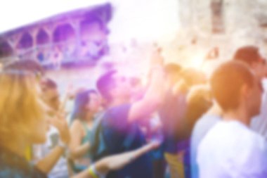 İnsanlar konserde eğleniyor..