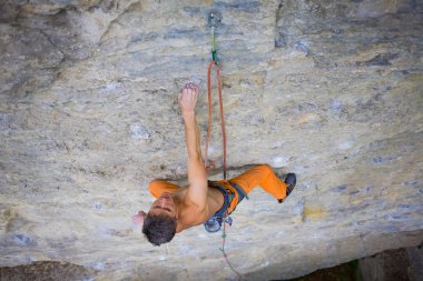 Tırmanışçı kayaya tırmanır.