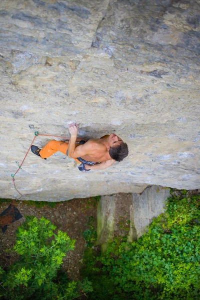 Escalador sube a la roca. — Foto de Stock