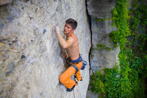 Climber climbs the rock. — Stock Photo, Image