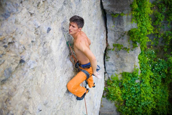 Climber climbs the rock. — Stock Photo, Image