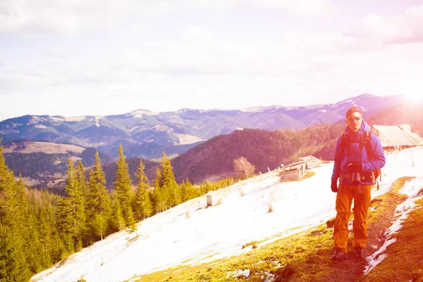 Wanderer mit Rucksack macht sich auf den Weg. — Stockfoto