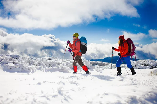 Horolezci jsou na sněhu. — Stock fotografie