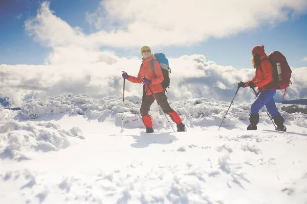 Os alpinistas estão na neve . — Fotografia de Stock