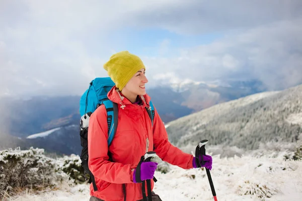 Κορίτσι με σακίδιο περπάτημα στο χιόνι στα βουνά. — Φωτογραφία Αρχείου