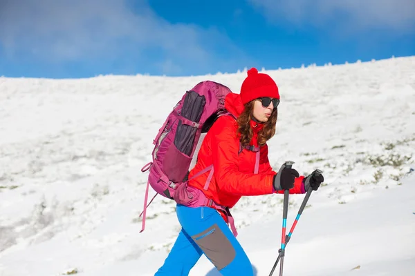 Dziewczynka z plecakiem, chodzenie po śniegu w górach. — Zdjęcie stockowe