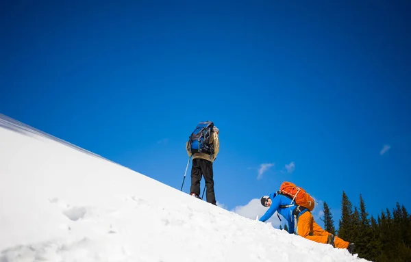 Hegymászók a hó-lejtőn. — Stock Fotó