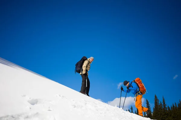Alpinistas em uma encosta de neve . — Fotografia de Stock