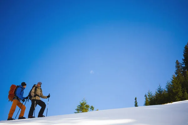 Ορειβάτες σε μια πλαγιά με χιόνι. — Φωτογραφία Αρχείου