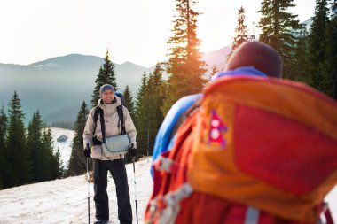 Bir adam karlı dağlar üzerinde arka plan fotoğrafı.