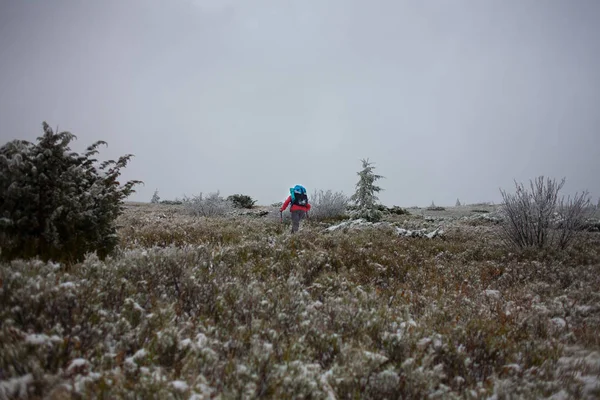 Sırt çantaları kışın dağlarda kadınla.