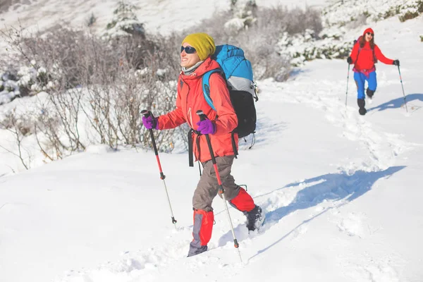 登山者が雪の上. — ストック写真