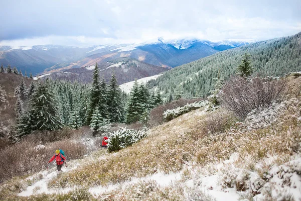 Dwie kobiety z plecakami w górach w zimie. — Zdjęcie stockowe