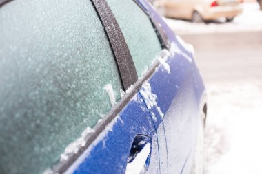 Kışın buz gibi araba.