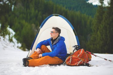 Çadır bir adam oturuyor.