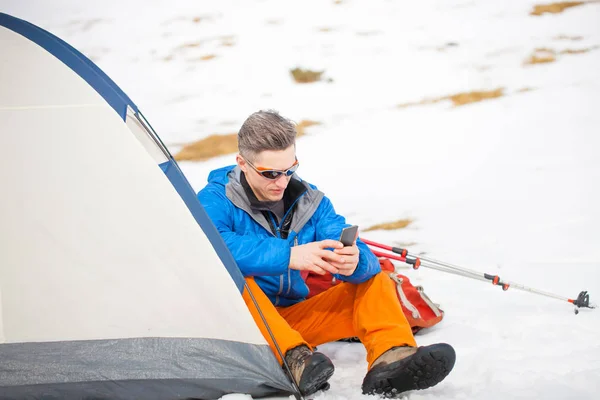 남자는 겨울에는 텐트에 앉아. — 스톡 사진