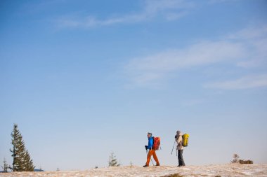 Bir grup dağcı dağlarda.