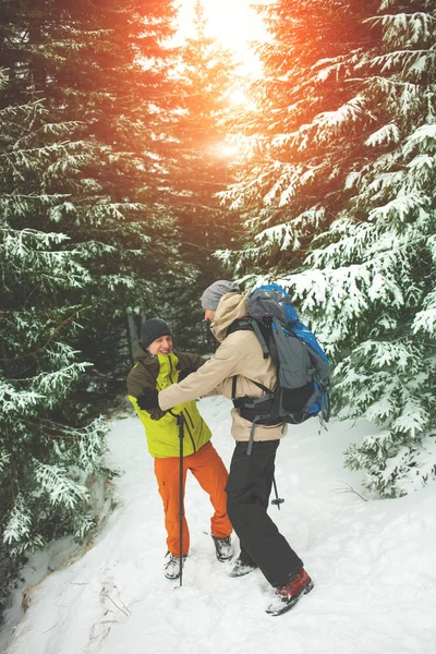 Az ember segítő barátja mászni. — Stock Fotó