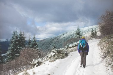 Dağlarda sırt çantalı bir kız..