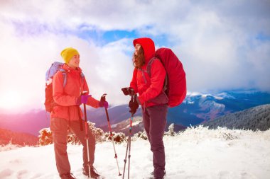 Kışın dağlarda iki kız.
