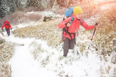 Dağcılar karda vardır.