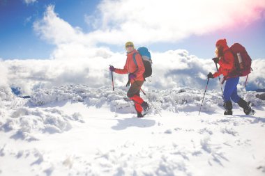 Dağcılar karda vardır.