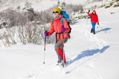 Dağcılar karda vardır.