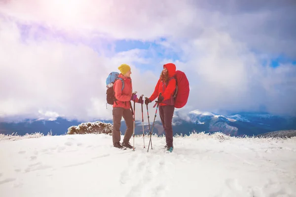 Dos chicas en las montañas en invierno . — Foto de Stock