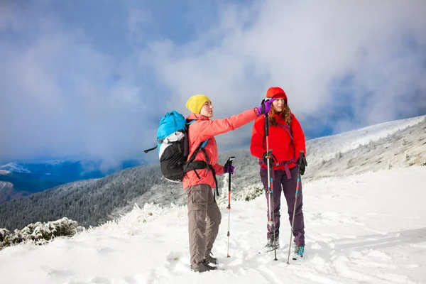 Zwei Mädchen im Winter in den Bergen. — Stockfoto