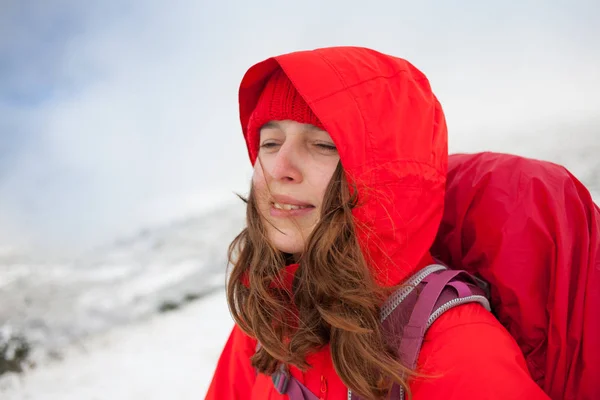 Retrato de una joven con una mochila en las montañas . — Foto de Stock