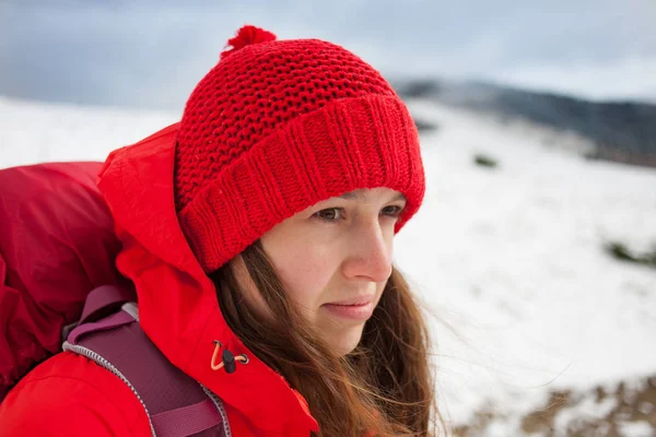 Retrato de una joven con una mochila en las montañas . — Foto de Stock