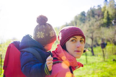Anne ve oğlu seyahat.
