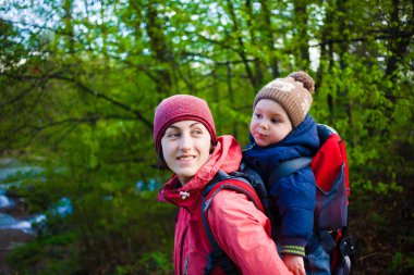 Anne ve oğlu seyahat.