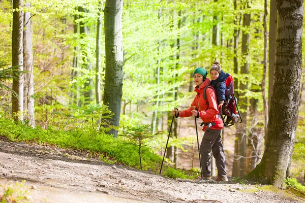 Anne ve oğlu seyahat.