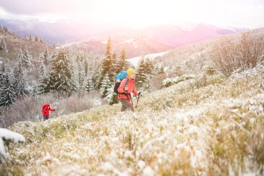 Dağcılar karda vardır.