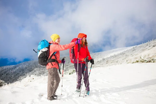 Két lány, a hegyekben, télen. — Stock Fotó