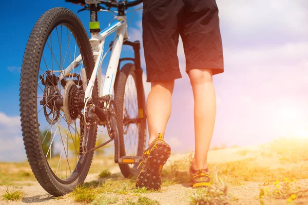 The athlete with the bike. — Stock Photo, Image