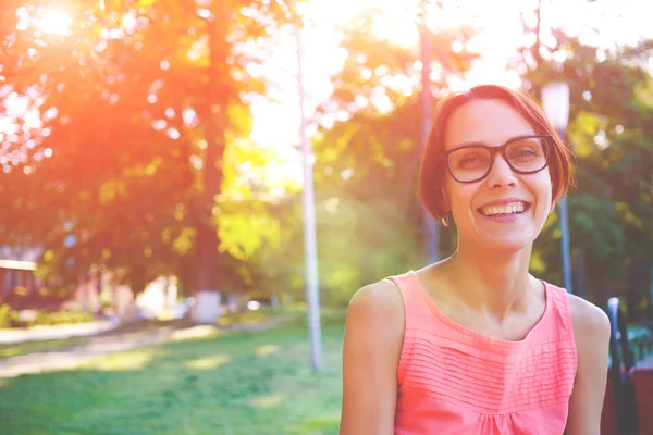 Mujer joven con gafas en el Parque . — Foto de Stock