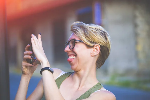 Dziewczyna w okularach biorąc selfie. — Zdjęcie stockowe