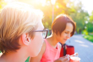 İki kadın dondurma parkta yedi..