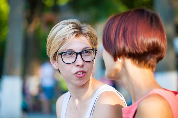 Due ragazze nel parco. — Foto Stock