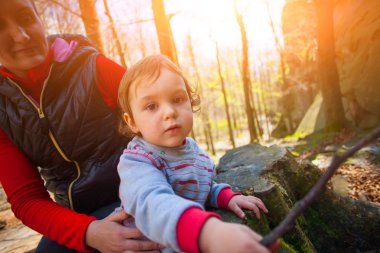 Küçük çocuk bir tahta sopa ile çalış.