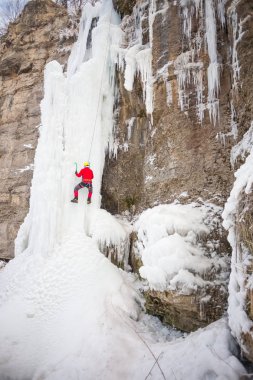 Dağcı buza tırmanıyor.